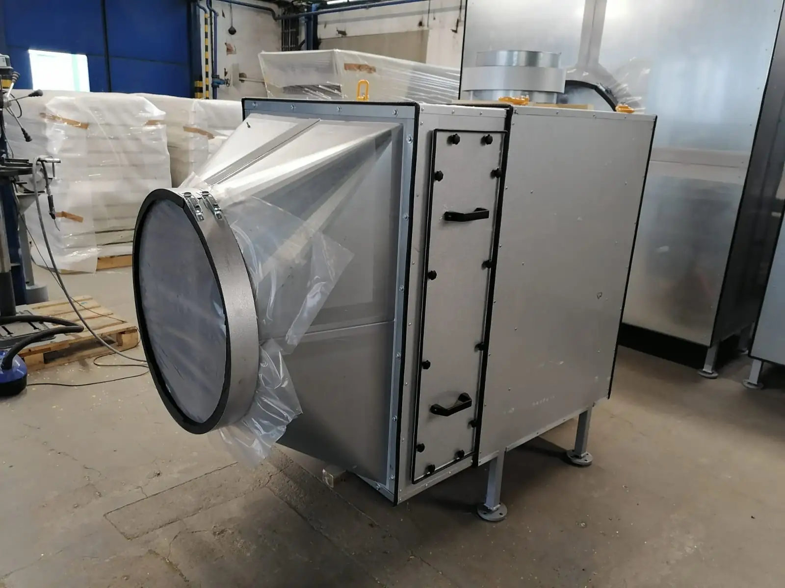 Intake silencer with rectangular filter housing and round pipe connection