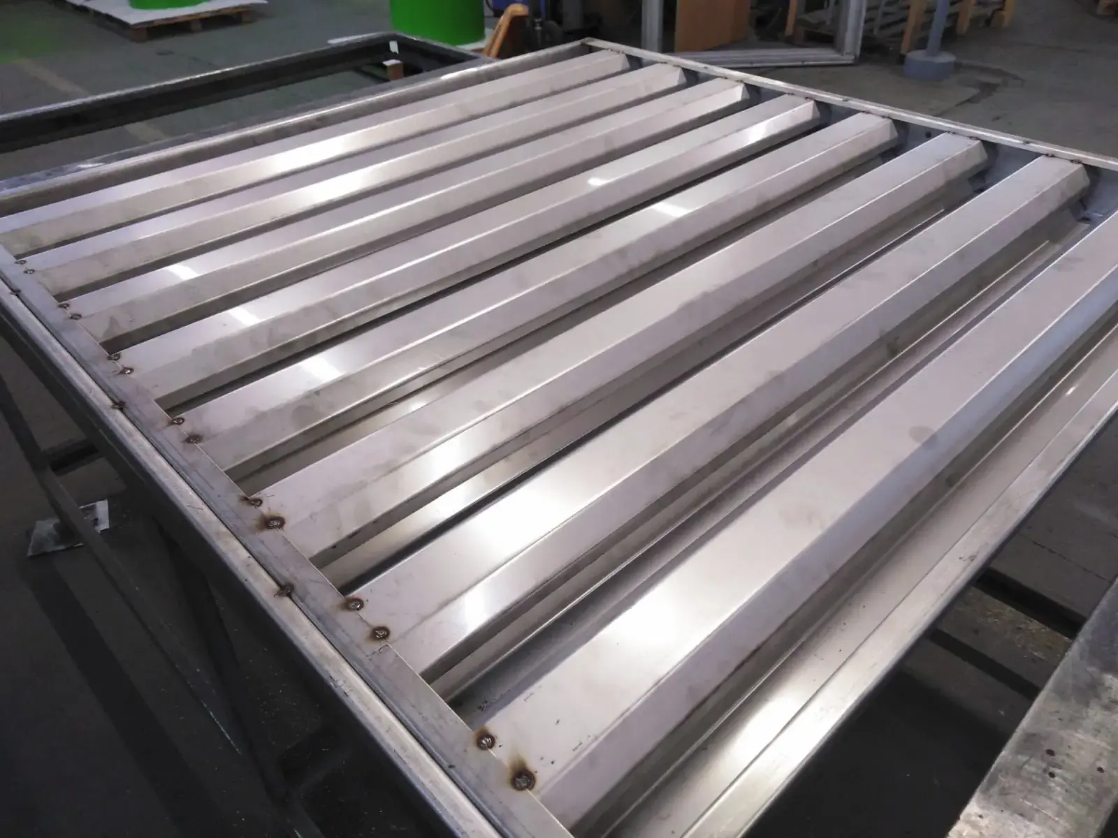 Internal ventilation louvers of an industrial acoustic enclosure